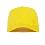Gorra trucker roja con visera curva y malla trasera para mayor transpirabilidad.