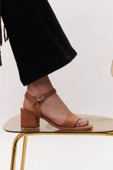 Sandalias con taco de madera, tira delantera y tobillera con estampado animal print.