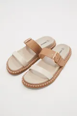 Sandalias negras de cuero sintético con doble tira y hebilla dorada ajustable.