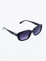 Lentes de sol negros con marco rectangular y lentes degradé de negro a violeta.