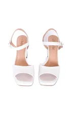 Sandalias blancas de cuero con plataforma y tacón cuadrado. Tiras anchas en el empeine y tobillo con hebilla ajustable.