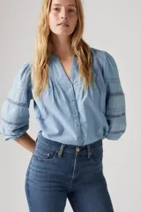 Pantalón de jean de tiro alto, corte recto y color azul medio.