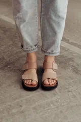 Sandalias color beige con tiras de cuero y ajuste con velcro, con base chunky negra.