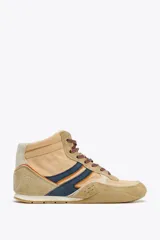 Zapatilla deportiva tipo botín color beige con detalles en azul marino y naranja.