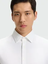 Camisa negra de vestir para hombre, marca BOSS Black, corte slim fit, manga larga y cuello clásico.