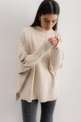 Sweater gris de punto con cuello alto y diseño de líneas horizontales en relieve.