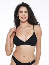 Conjunto de bikini negro con corpiño triangular y bombacha tipo tanga.