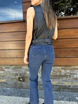 Pantalón de jean azul oscuro, corte semi oxford con lycra.