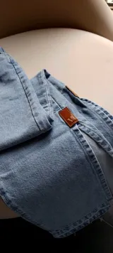 Pantalón de jean celeste de tiro alto, corte recto y etiqueta de cuero marrón en la parte trasera.