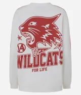 Buzo de tejido de punto color blanco hueso, con cuello redondo y mangas largas. Presenta un estampado frontal en rojo con el texto "East High School EST. 2006", el logo de los Wildcats y la inscripción "GO WILDCATS". Las mangas tienen una franja lateral roja.