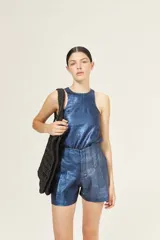 Top sin mangas de lino metalizado azul, con cuello a la base y sisas entradas, de corte casual y elegante.