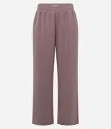 Pantalón recto color rosado, confeccionado en modal, con cintura elástica y ajuste por cordón delantero. Presenta una caída suelta en las piernas y bajo sencillo.
