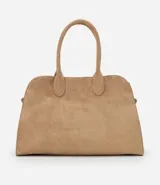 Cartera grande modelo shopper, color beige, confeccionada en material sintético. Tiene correas dobles, detalle de hebillas laterales, bolsillo interno y cierre por botón.