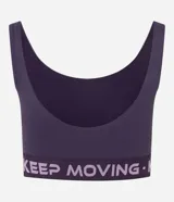 Top deportivo con breteles anchos, copas removibles, elástico estampado con la frase "Keep Moving" y espalda deportiva.