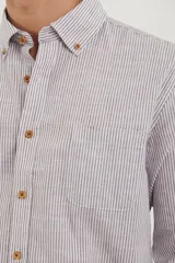 Camisa de manga larga a rayas verticales finas color blanco y gris, con cuello abotonado y bolsillo en el pecho.