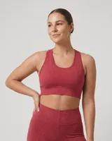 Top deportivo de bretel ancho, color rojo jaspeado, con escote redondo.