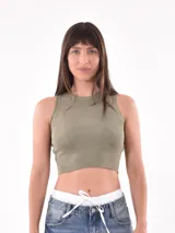 Musculosa negra de corte corto, ajustada y de tirantes anchos.