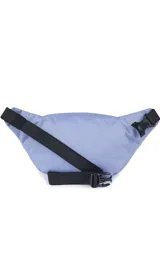 Riñonera JanSport Fifth Avenue negra con estampado de rayos blancos.