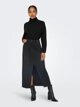 Sweater de punto negro con cuello alto, hombros caídos y puños altos.