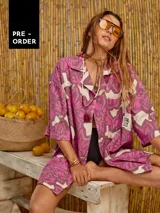 Camisa oversize de algodón con estampado abstracto en tonos rosa y blanco.