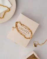 Pulsera dorada de acero quirúrgico con triple cadena y cuentas.