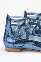 Botines semi-abiertos de cuero azul con diseño calado, cordones con borlas y suela de cuero.