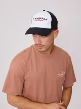 Remera color ladrillo de corte holgado, con estampa en la espalda con el logo de la marca y texto alusivo al surf.