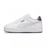 Championes Puma CA Pro Classic blancos con detalles en violeta en el talón y la suela.