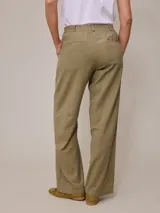 Pantalón negro de lino y algodón, de corte recto y tiro alto.