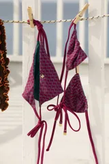 Bombacha de bikini reversible, corte vedetina con tiras laterales para atar.