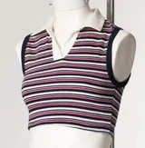 Remera corta sin mangas, con cuello polo y estampado a rayas horizontales en tonos celeste y blanco.
