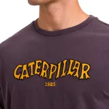 Remera gris oscuro de algodón y poliéster reciclado, con logo Caterpillar y año de fundación (1925) estampado en amarillo en el pecho.
