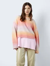 Sweater de punto con cuello redondo, mangas largas y hombros caídos. Puños acanalados y corte regular.