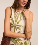 Vestido midi de viscosa con estampado de follaje, escote recto, breteles finos y espalda descubierta.