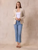 Chaqueta blanca de algodón marca Dash, con bolsillos simulados en el frente.