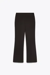 Pantalón marrón de vestir, de tiro medio y corte recto. Presenta bolsillos delanteros, cierre frontal con cremallera y gancho metálico.