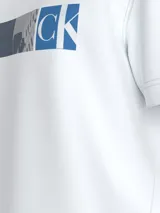 Remera blanca de algodón con cuello redondo y mangas cortas. Estampado gráfico frontal con bloques y secciones de una ciudad en tonos grises y verde neón.