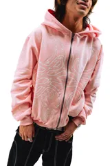 Hoodie rosa con cierre frontal y estampado de hojas de acanto en color blanco.