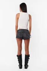 Short de jean negro de tiro medio con detalle de alegoría en bolsillos traseros. Cintura con pasacintos, cartera de cierre y botón metálico personalizado. Dos bolsillos delantero con relojero y remaches y dos bolsillos clásicos traseros. La prenda lleva proceso artesanal de lavado en toda la prenda.