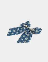 Hebilla francesa para el pelo con moño grande de denim bordado con flores blancas.