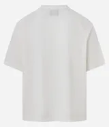 Remera de hombre con corte boxy, confeccionada en tejido mesh (malla) blanco, con cuello en V y estampa arqueada en negro que dice "NEW YORK CITY ATHLETICS".