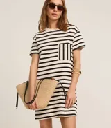 Vestido corto tipo t-shirt a rayas horizontales blancas y negras, con cuello redondo y bolsillo en el pecho.