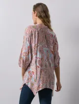Camisa de gasa estampada con arabescos, marca Grand & Greene. Cuello a la base, escote en V y abertura central con botones. Largo de manga regulable con presilla y botón.