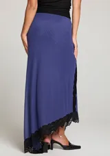 Falda larga azul con dobladillo asimétrico y detalles de encaje negro en los bordes.