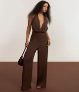 Mono pantalón largo de satén texturizado color marrón chocolate, con escote halter y espalda descubierta.