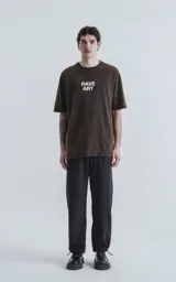 Remera negra con efecto gastado, cuello redondo y estampado frontal con la leyenda 'Rave Art' en color blanco.