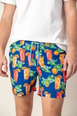 Short de baño azul con estampado de vasos de cóctel, rodilla y cintura elástica con cordón de ajuste.