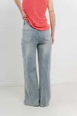 Pantalón jean de tiro alto, corte ancho y pierna cónica.