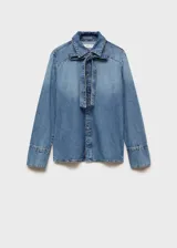 Camisa de jean celeste con cuello camisero y lazo al cuello, de manga larga con puños abotonados y corte recto.