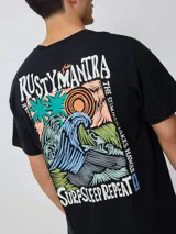 Remera negra de algodón con estampado blanco en el frente y la espalda con el logo de la marca Rusty.